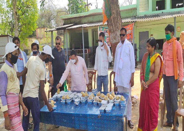 BJP workers distribute lunch packets to migrant workers on foot