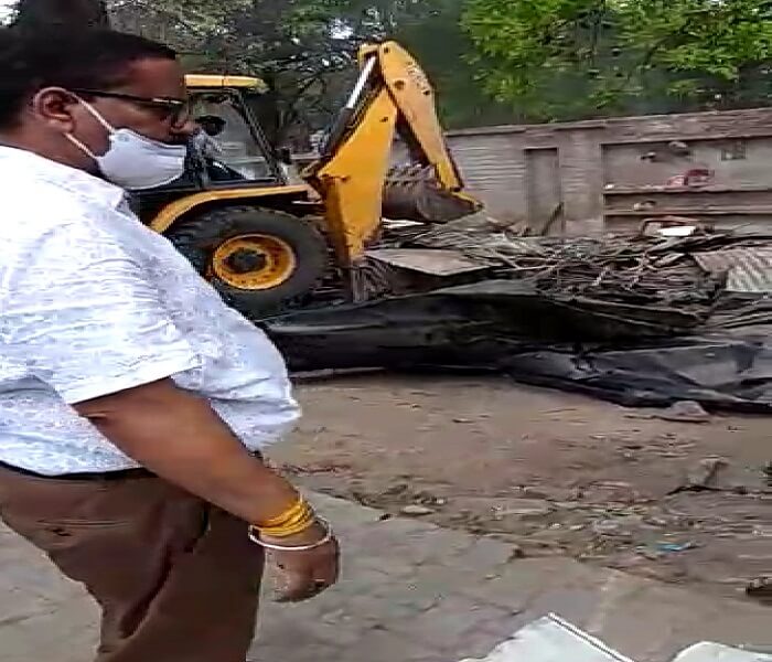 Administration runs bulldozer on liquor contracts in Banda