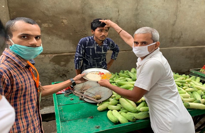 Volunteers and Sadar MLAs handed over identity cards in Banda, honoring the vegetable and fruit vendors