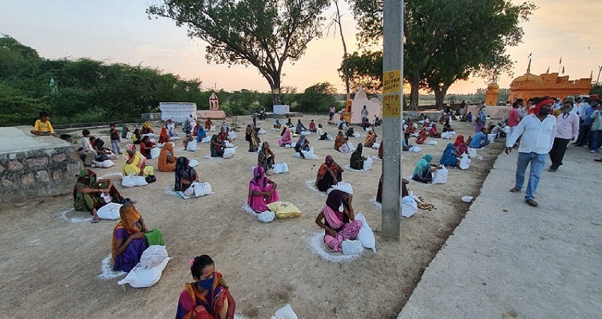 Lockdown-3: Lunch packet-ration distribution of Banda MLA Prakash Dwivedi continues