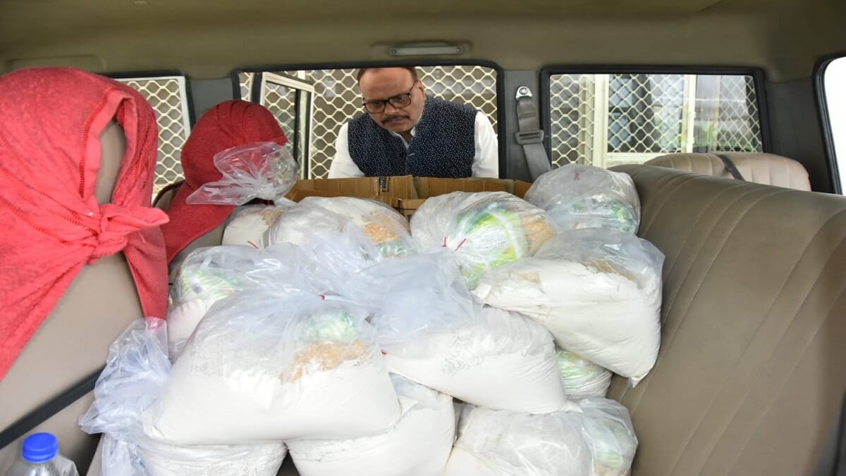 Lockdown-3 up Cabinet minister Brajesh pathak distribute food to poor