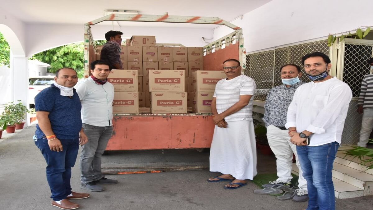 Lockdown-3 up Cabinet minister Brajesh pathak distribute food to poor