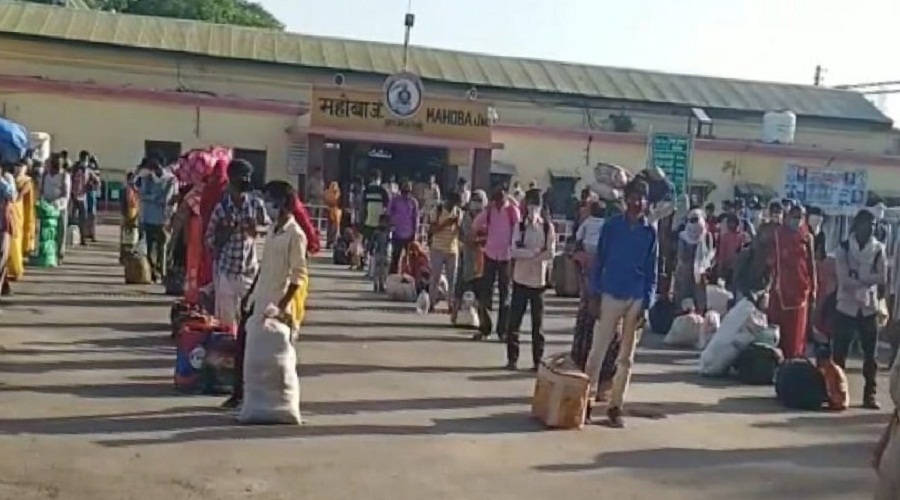 Train of migrant laborers reached Mahoba