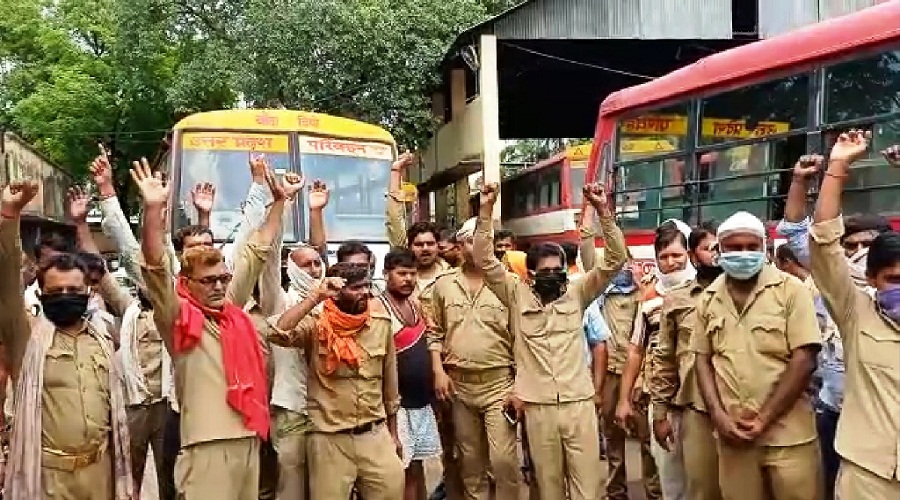 Roadways workers shout slogans for food in Banda