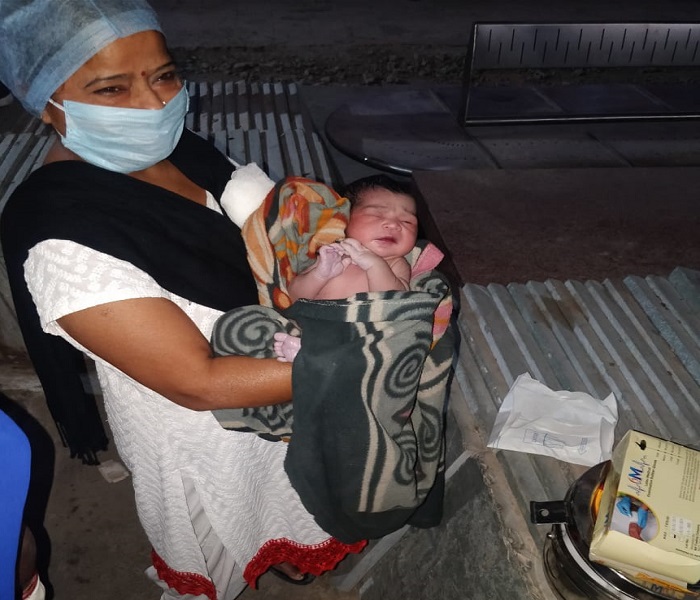 Safe delivery made on the platform, family said - Kavita will be daughter's name