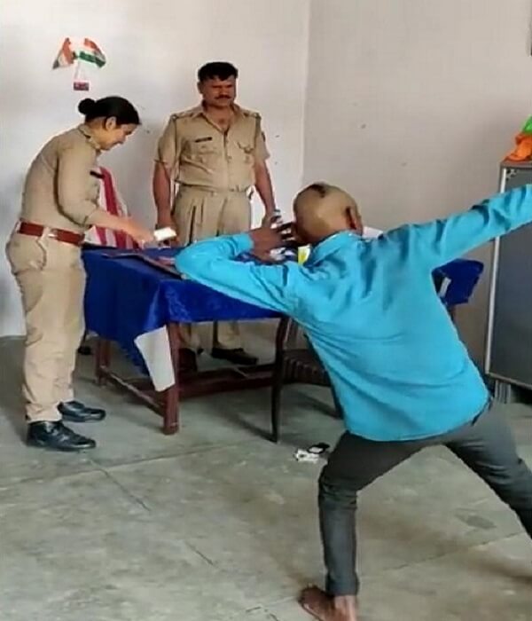 Sapna chaudhry dance in police chauki Etawah