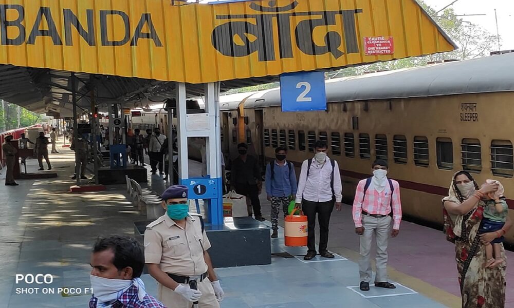 Special train reached Banda with 1200 workers trapped in Surat