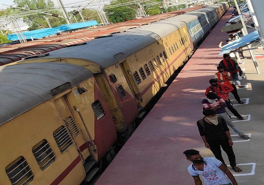 Special train reached Banda with 1200 workers trapped in Surat