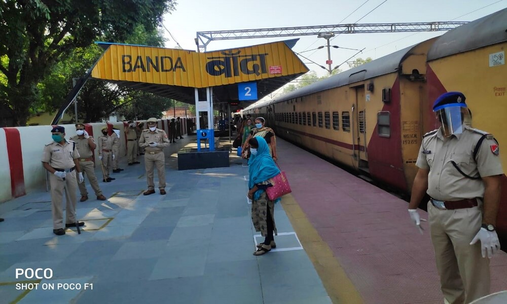 Special train reached Banda with 1200 workers trapped in Surat