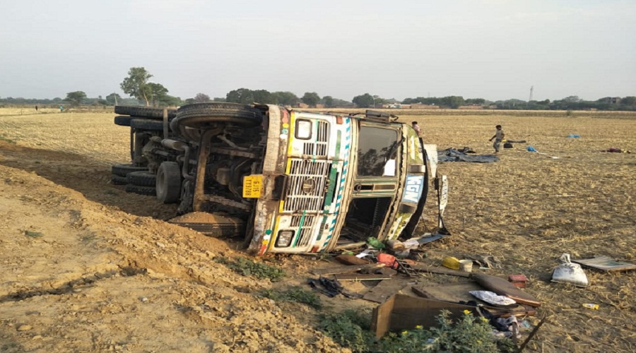 Truck full of workers overturned on highway in Mahoba, many injured