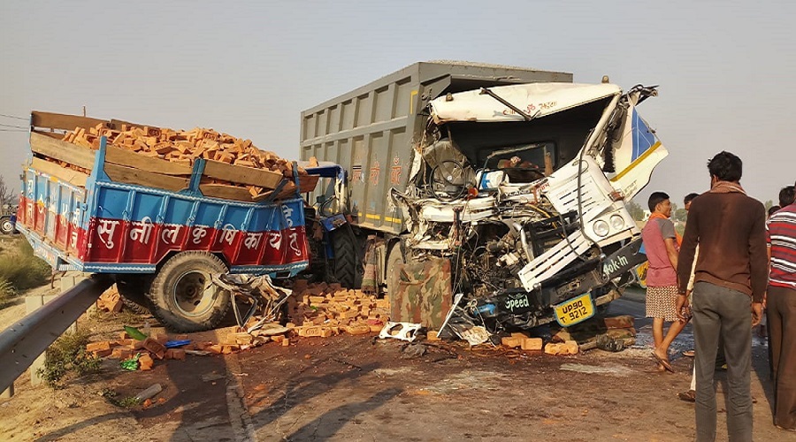 Two injured in tractor and truck collision on Banda-Tanda highway, highway jam