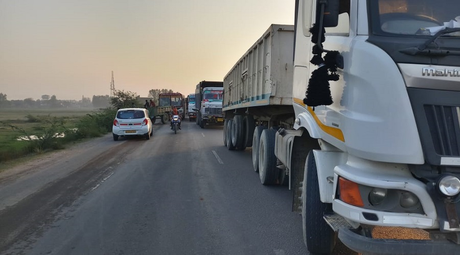 Two injured in tractor and truck collision on Banda-Tanda highway, highway jam