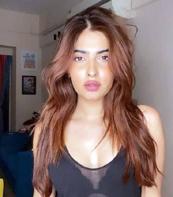 actress karishma sharma show her under arms pit hair photo viral