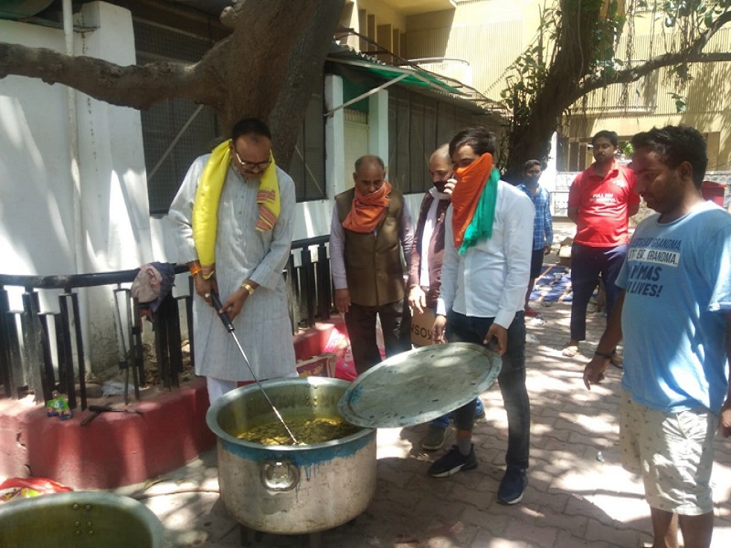 cabinet minister Brajesh pathak distribute food to poors
