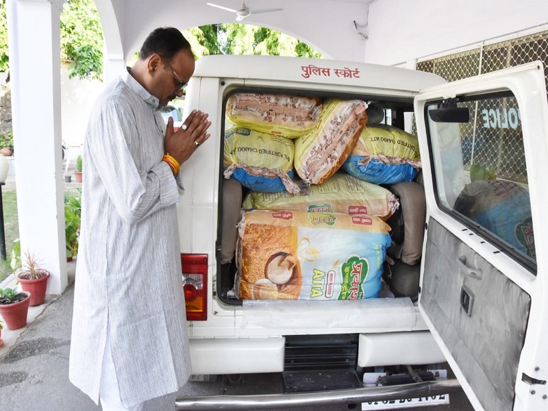 cabinet minister Brajesh pathak distribute food to poors  