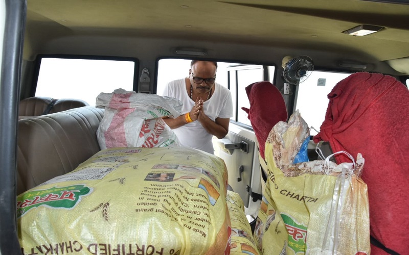 cabinet minister Brajesh pathak distribute food to poors  