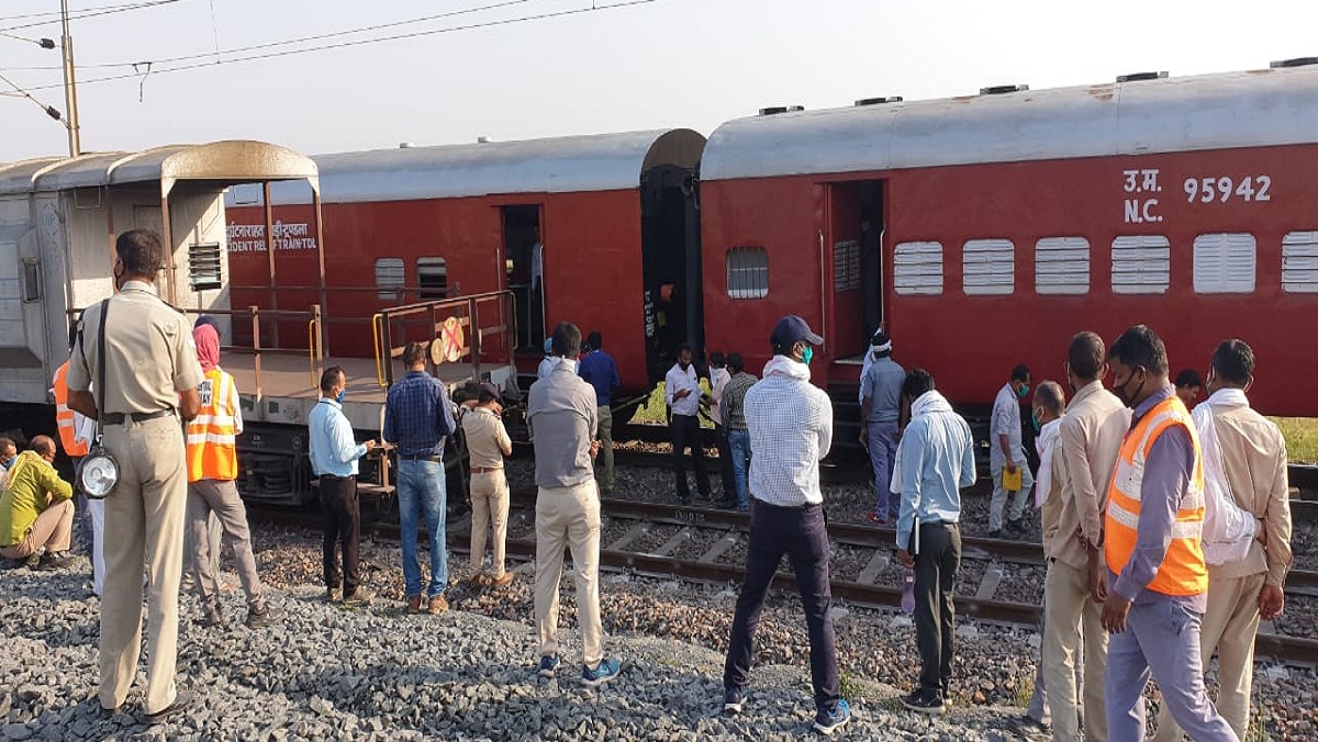 goods train derailed after hitting bull in Auraiya