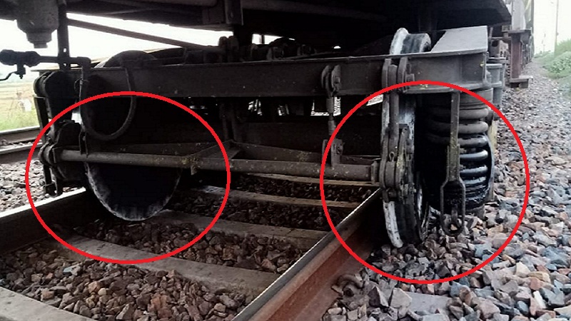 goods train derailed after hitting bull in Auraiya