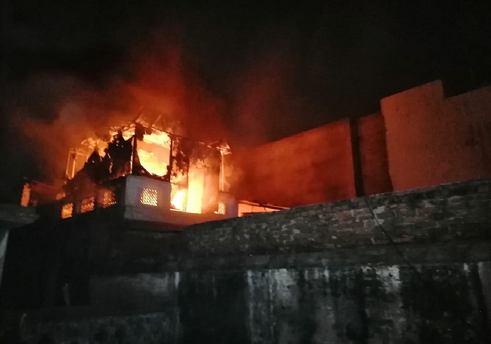 Fire in merchant's house in Chowk bazar of Kanpur, family trapped on third floor
