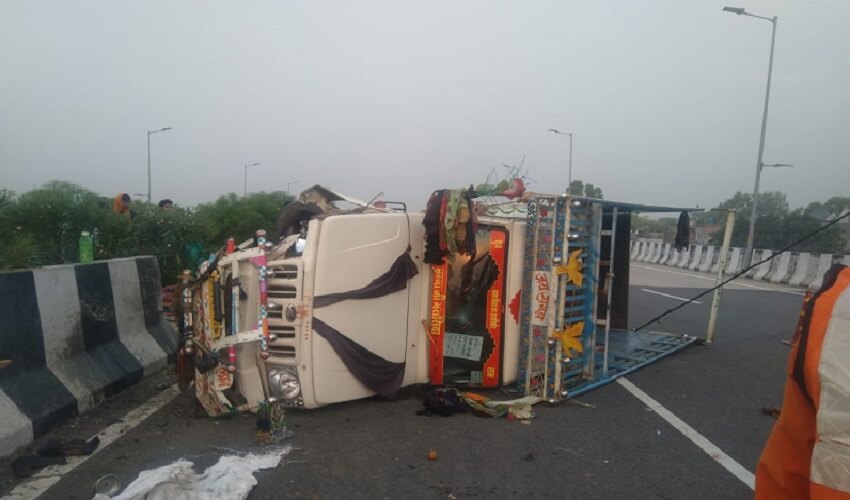 Eight injured in pickup of overturned workers on highway in Kanpur