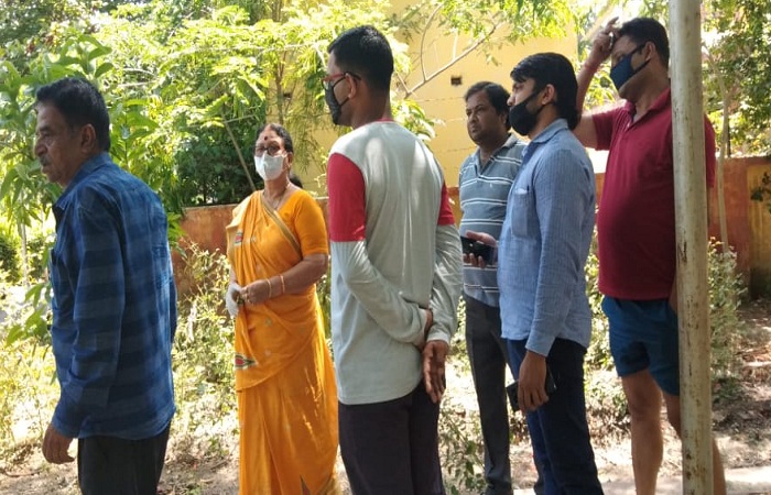 Mayor Pramila Pandey arrives at Kanpur Pandav Nagar on complaint of people