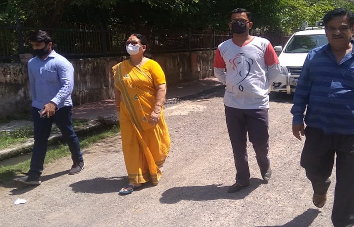 Mayor Pramila Pandey arrives at Kanpur Pandav Nagar on complaint of people
