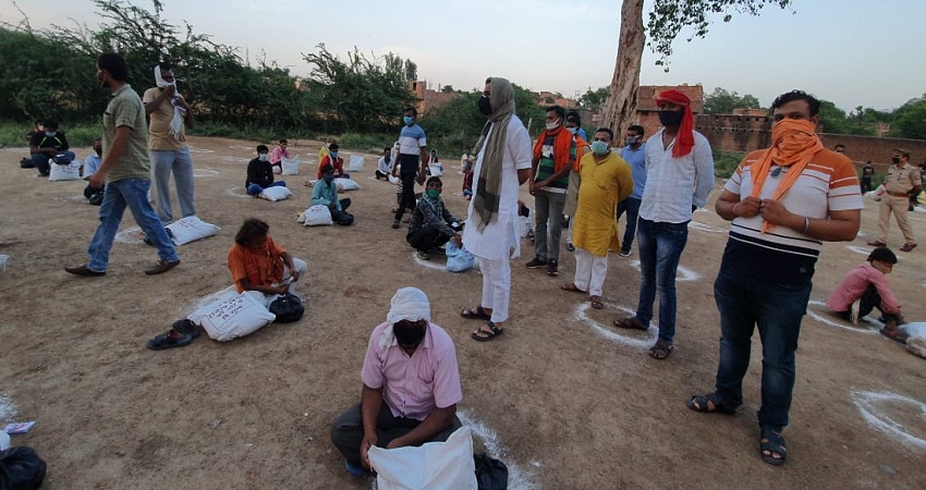 Lockdown-3: Lunch packet-ration distribution of Banda MLA Prakash Dwivedi continues