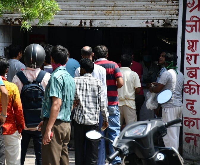 Lockdown-3: Social distancing at liquor shops in Kanpur dismantled