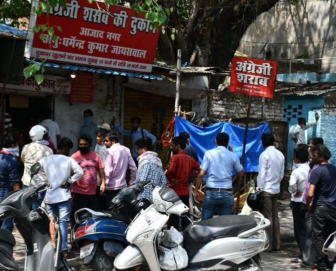 Lockdown-3: Social distancing at liquor shops in Kanpur dismantled