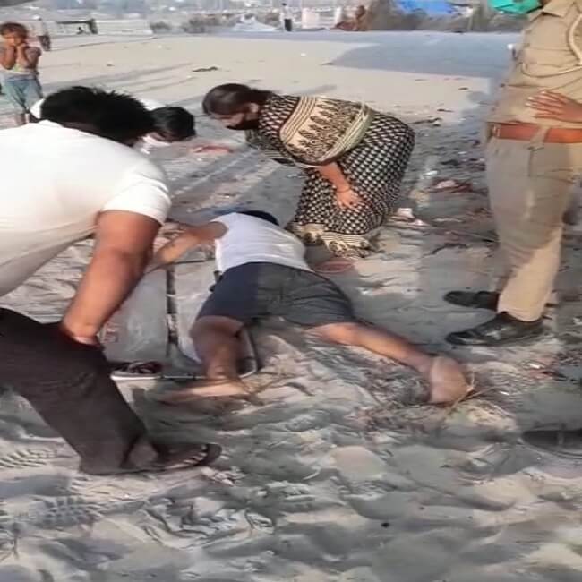 Seeing police in the lockdown, a young man jumped into the Ganges
