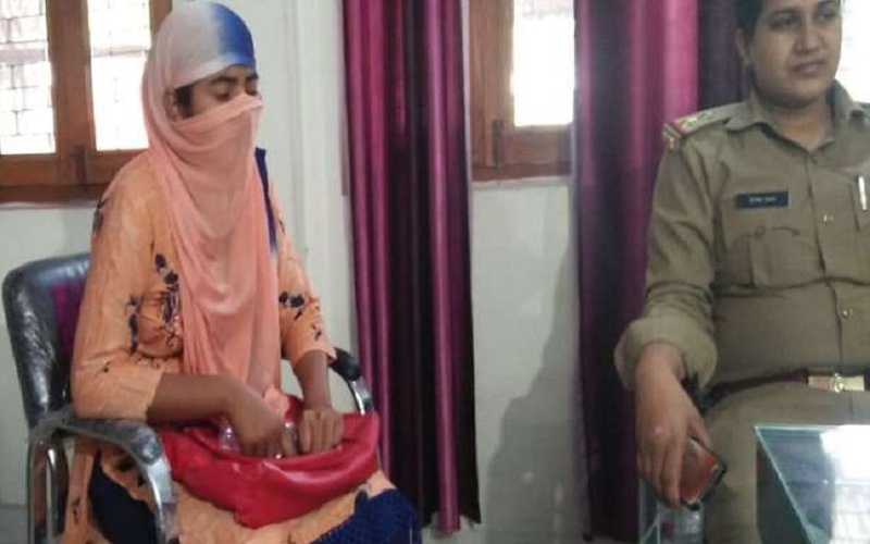 Anamika Shukla, a teacher working for 25 places in UP, arrested in Kasganj