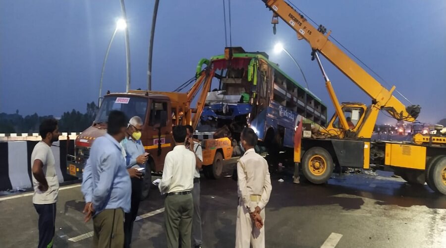 Bus overturns in Kannauj and Bilhaur more than 30 laborers of Bihar injured 