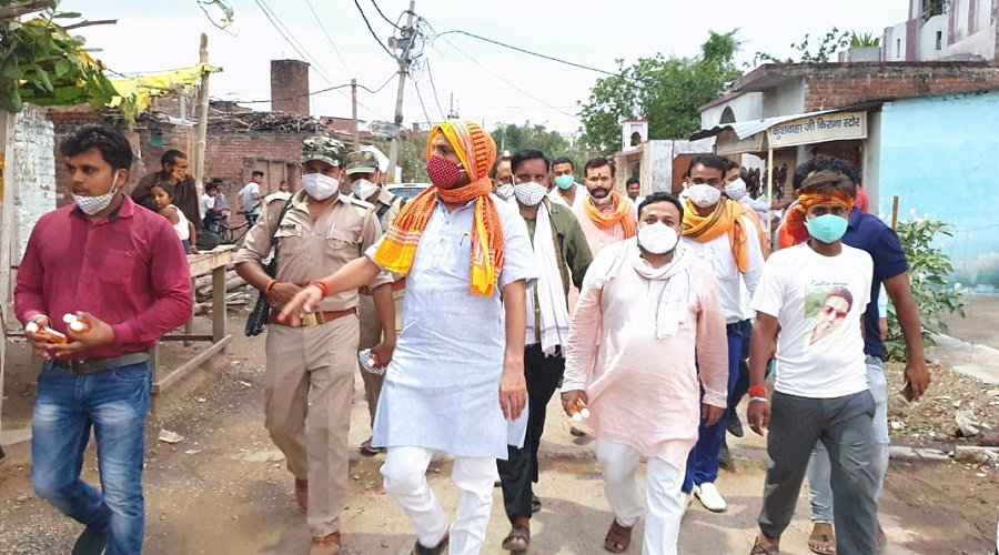 Bjp mla Banda sadar prakash dewedi distribute to peoples