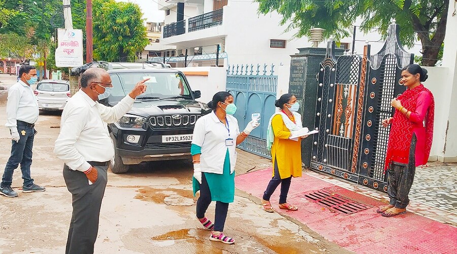 Door-to-door thermal screening under the direction of ACMO at Indiranagar, Banda 