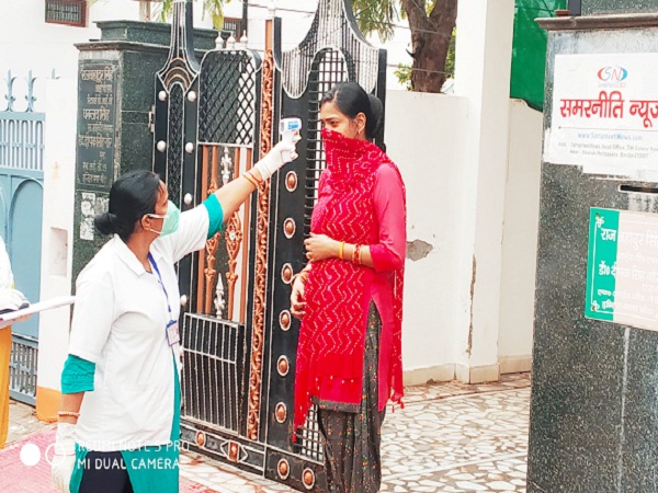 Door-to-door thermal screening under the direction of ACMO at Indiranagar, Banda