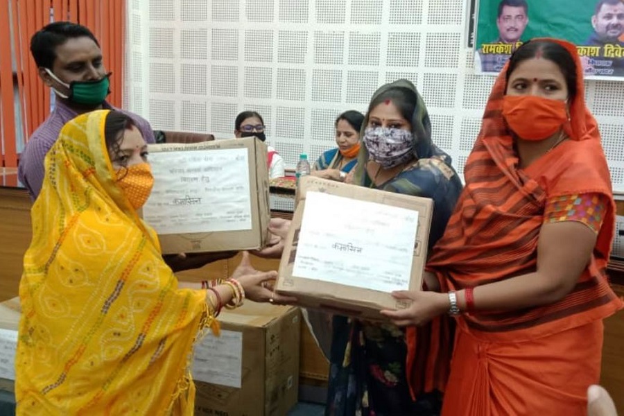 In Banda Jila panchayat President Sarita Dwivedi distributed mask-sanitizer with BJP Mahila Morcha