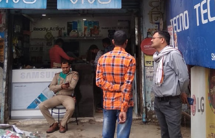 Lakhs stolen from mobile shop in Kanpur, three captured in CCTV ..