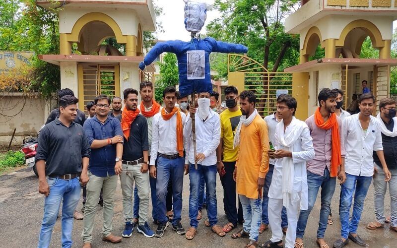 Students burnt effigy of Jhansi University Vice Chancellor