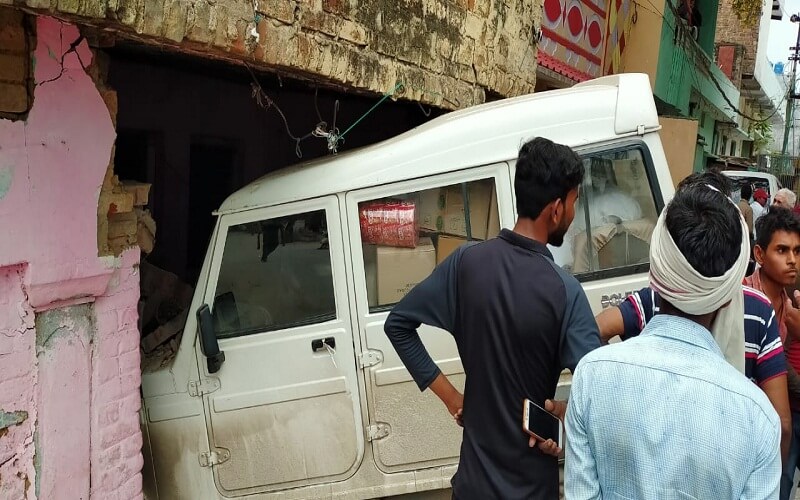 Uncontrolled Bolero train in Banda city damaged temple and entered into house, mob beat driver