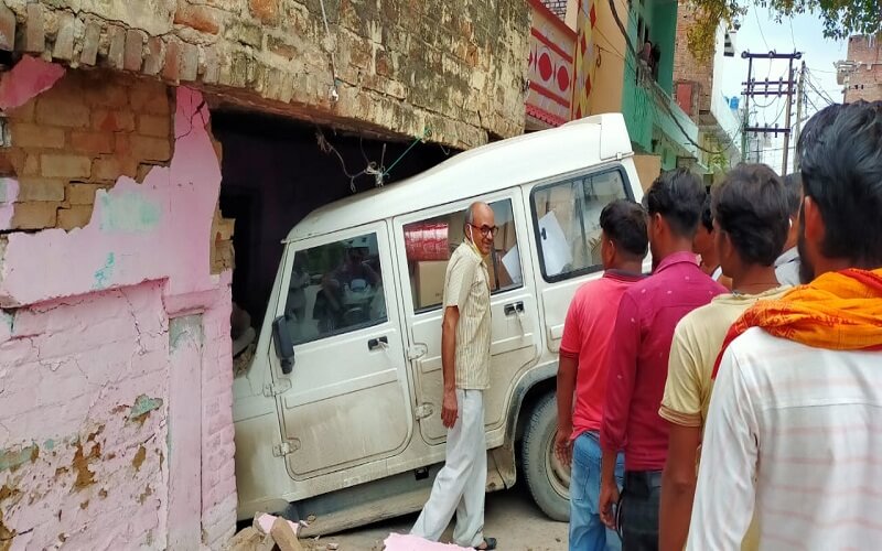 Uncontrolled Bolero train in Banda city damaged temple and entered into house, mob beat driver
