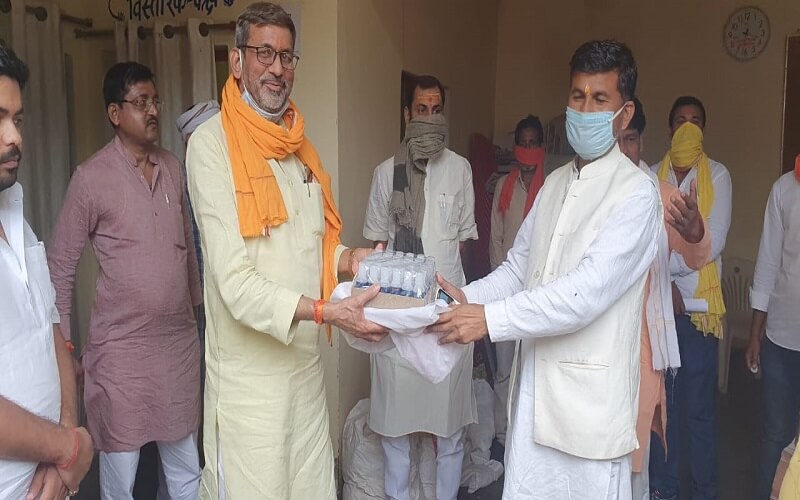 Sadar MLA and MP distributed mask-sanitizer, well in Banda