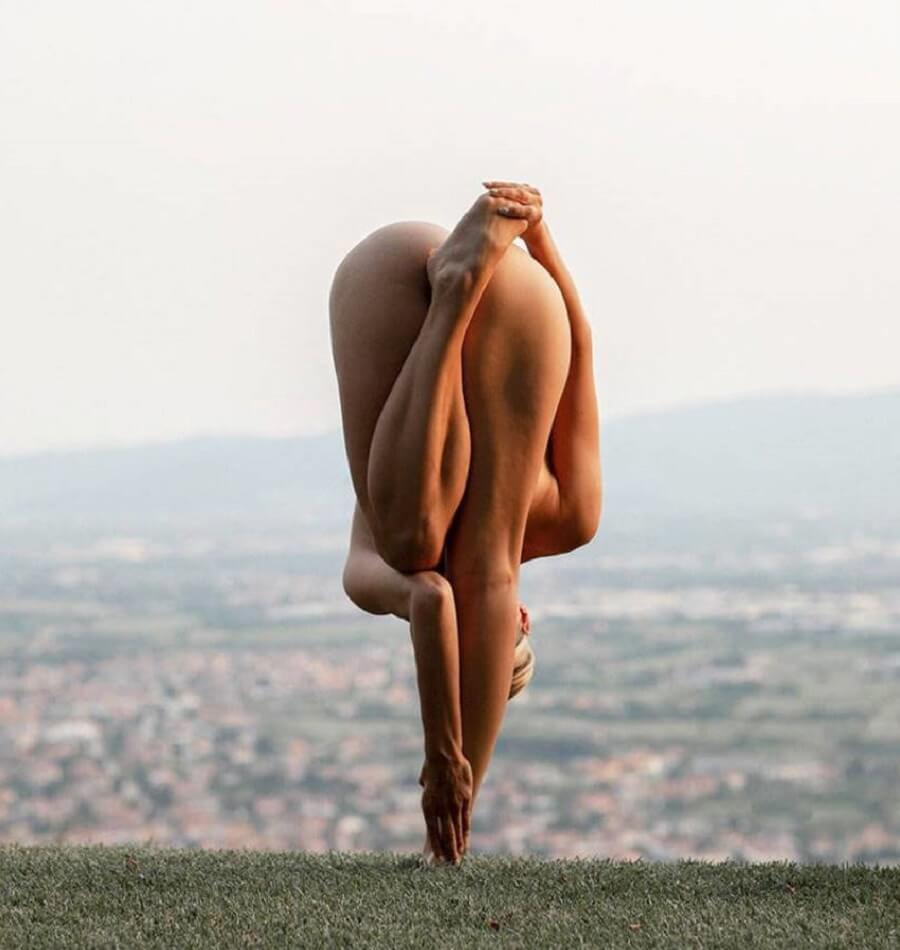nude yoga girl photo viral on social media