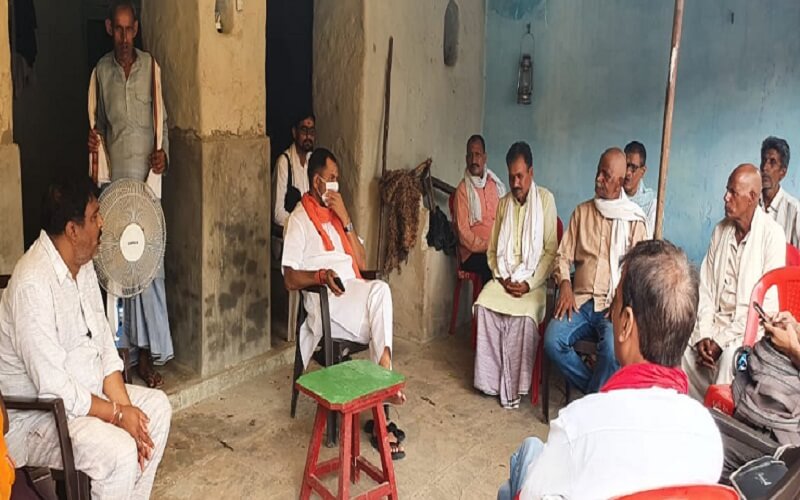 Banda Sadar MLA Prakash Dwivedi garlanding portrait of CO who was killed in attack of miscreants in Kanpur