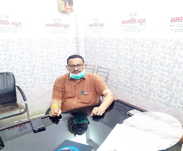 Banda city majistrate surendra singh in Samarneetinews office as a guest