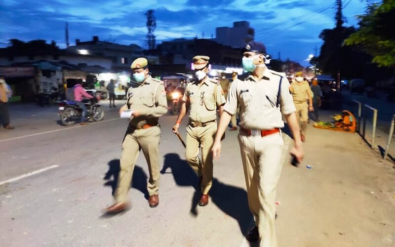 Police vigorously run mask checking campaign in Banda