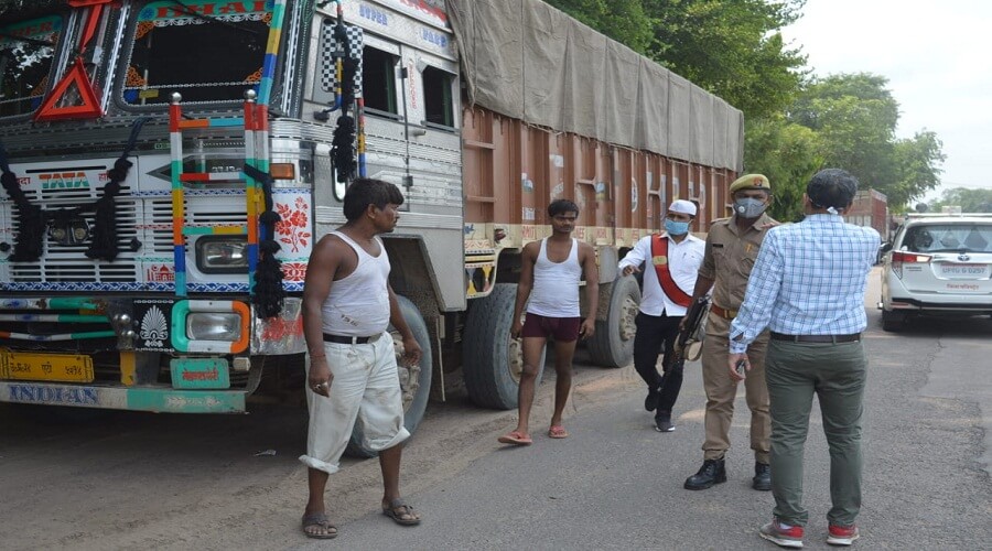 Banda dministration in action, DM Amit Singh Bansal and City Magistrate Surendra Singh Chahal caught 17 trucks 