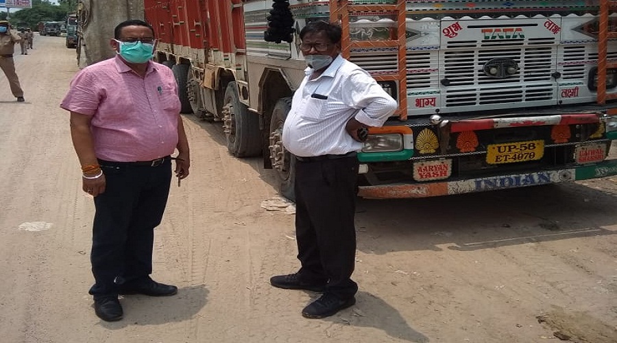 Banda dministration in action, DM Amit Singh Bansal and City Magistrate Surendra Singh Chahal caught 17 trucks 
