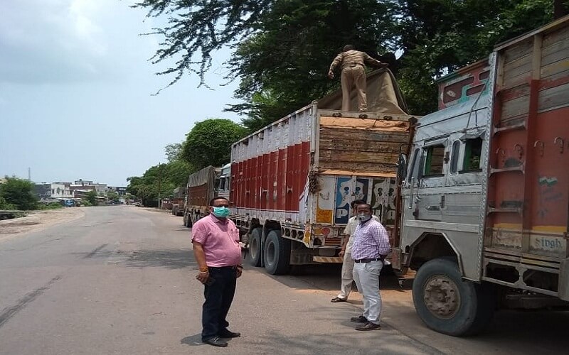 Banda dministration in action, DM Amit Singh Bansal and City Magistrate Surendra Singh Chahal caught 17 trucks 