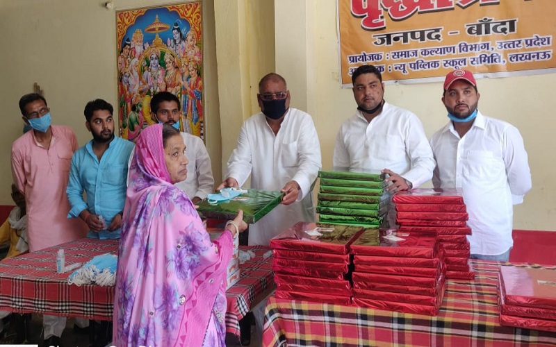 Samajwadi Students' Assembly in Banda celebrated Akhilesh Yadav's birthday by distributing mask-sanitizer to old and orphans