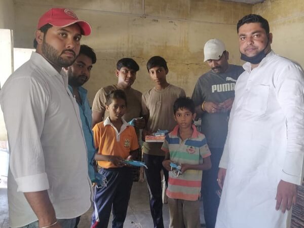 Samajwadi Students' Assembly in Banda celebrated Akhilesh Yadav's birthday by distributing mask-sanitizer to old and orphans